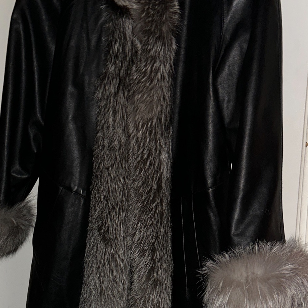 Black Siver Fox Trim Coat - Picture 5 of 6